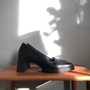 Pumps - Edwina - Säljer mina fina pumps. Använt dem en del men dem är i bra skick! Nypris 1400kr. Köparen står för frakten. 🖤