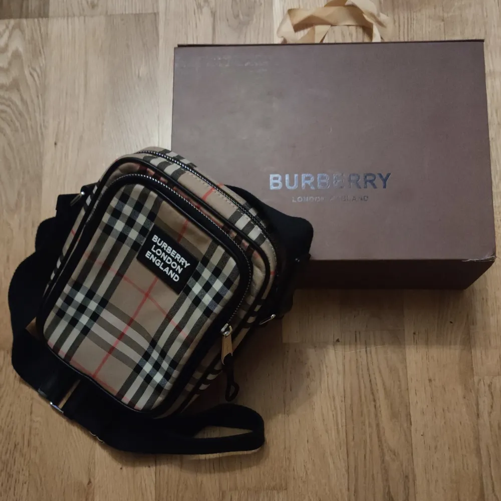 Burberry handsväska med minimal användning och lådan inkluderat.. Väskor.