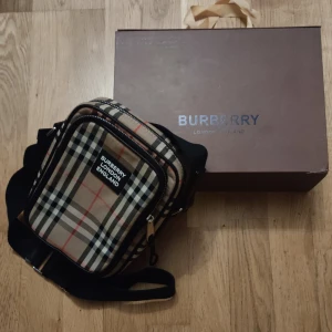 Burbery Shoulder Bag - Burberry handsväska med minimal användning och lådan inkluderat.