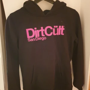 Dirtcült hoodie  - Jag säljer min dirtcült hoodie pågrund av att den är för liten. Det är storlek L men sitter som S. Det finns inga snören till tröjan då dom är borta. Finns en liten fläck på tröjan som ej går att få bort. Säljer den för 350 kr. Frakten kostar 69 kr