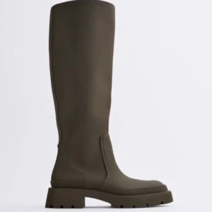 Stövlar - Gummistövlar med kraftig sula från zara. Använda 1 gång. Storlek 41