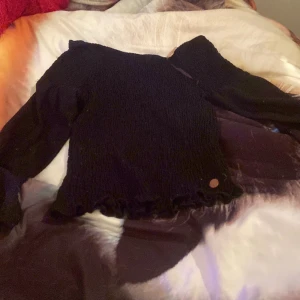 Svart tröja! - Det här är en svart tröja som är för liten för mig, vet inte vad jag ska driva om den!😅