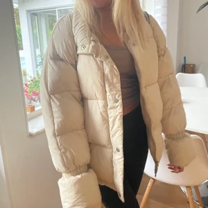 Pufferjacka - Pufferjacka från NA-KD, använt men fint skick!🤍köpt förra vintern!
