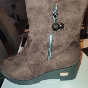 Vinterskor - Helt nya bruna vinter skor, väldigt fluffiga och tjocka inuti och är bekväma med en lite högre sula. kontakta mig för mer info eller om du har frågor💗