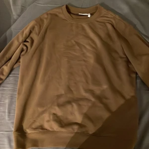 sweatshirt från weekday  - använd en gång nästan ny 