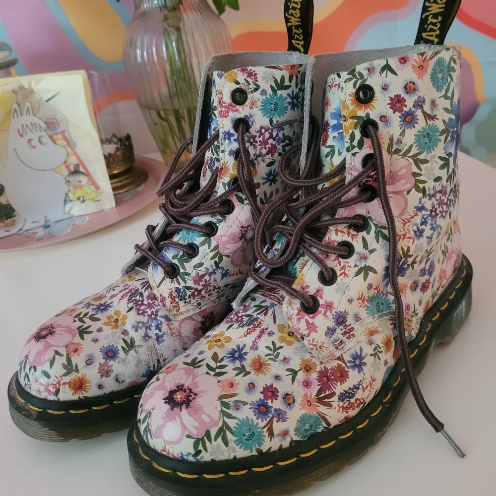 Säljer min näst intill oanvända Dr. Martens.  Jätte fint skick.  Ganska ovanlig färg/mönster.  Orginalpris: 1600 kr. Skor.