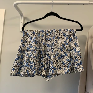 Kjol från Zara - Säljer en kjol från zara. Jättefint skick.