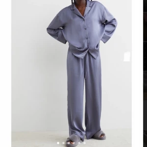 Satin Pyjamas  - Säljer ett superfint & skönt pyjamasset i satin från H&M. Pyjamasen skimrar i grå/lila och båda delarna är i storlek M. Säljer pga. för korta i benen, jag är 174cm lång. Annars inga fläckar!!  Ordinarie pris 400:- Säljer båda för 160+frakt💖