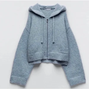 Stickad kofta - Stickad kofta från zara i strl. xs - s men den är oversize. Perfekt nu till hösten