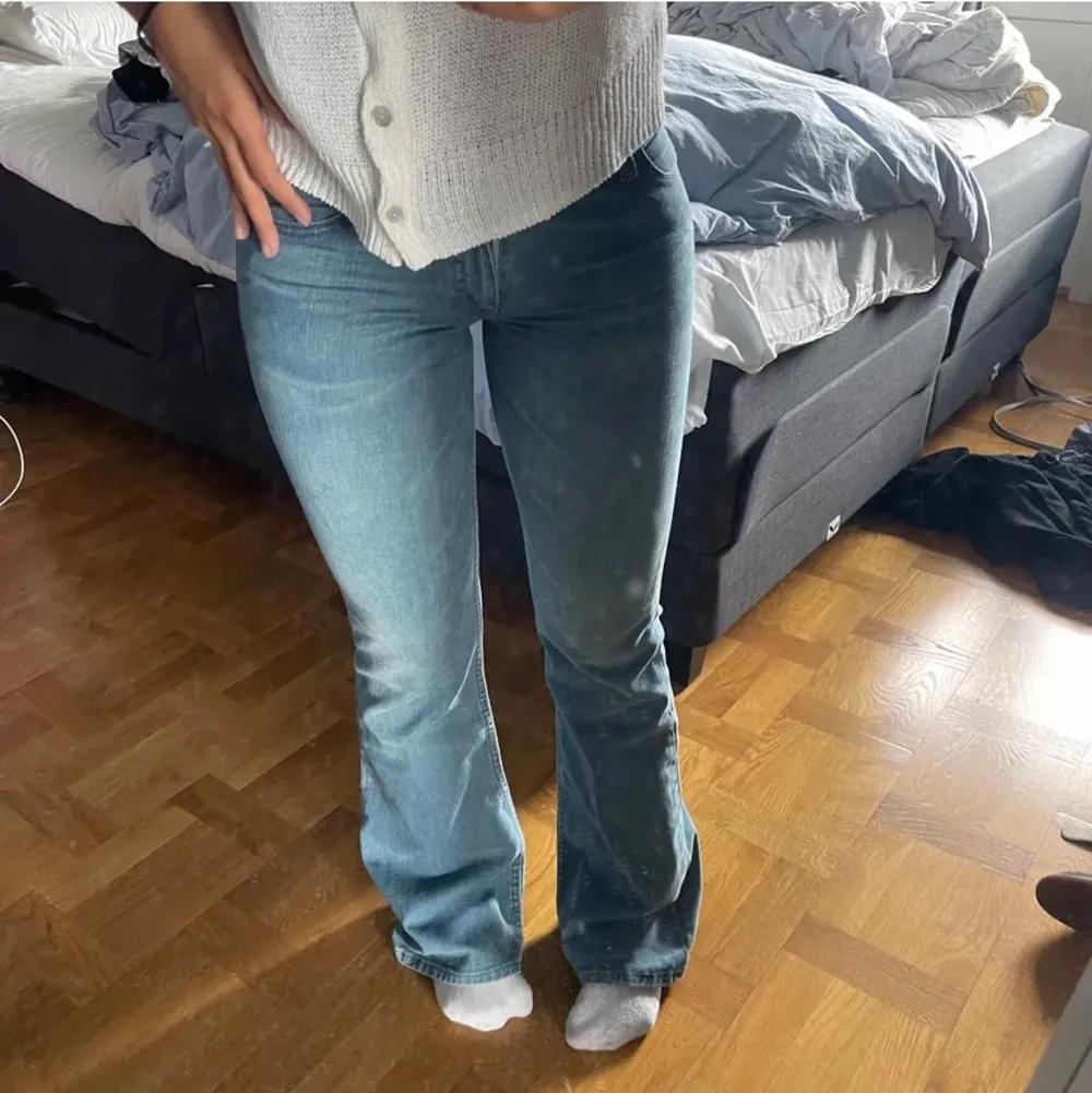Säljer ett par Levis jeans som jag köpt här på plick, säljer pågrund av att dom var för små på mig.. Jeans & Byxor.