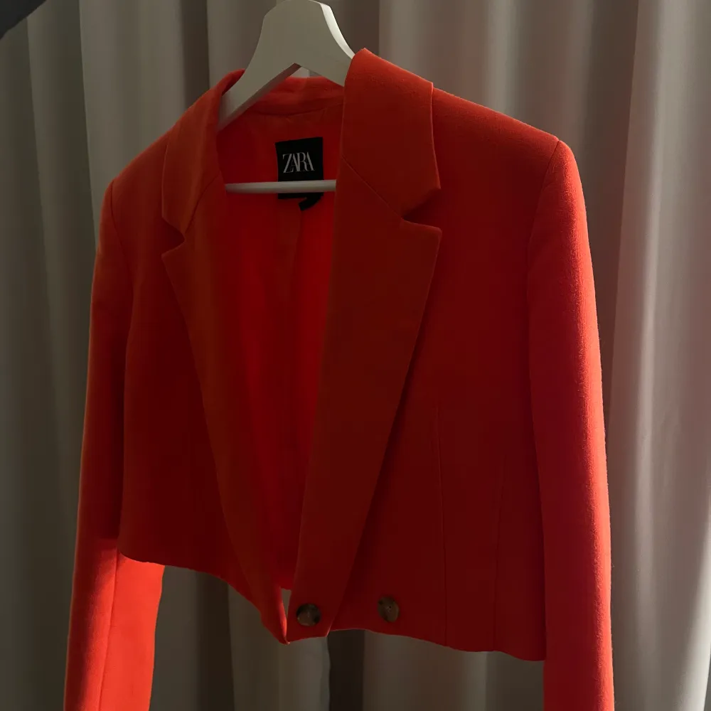 Kroppad kavaj från Zara i en jätte snygg röd färg.  Strl S, använd två gånger  . Kostymer.