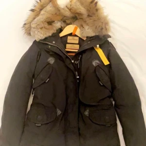 Parajumper  - Använd 1vinter inget fel me den säljs pågrund av storleken 