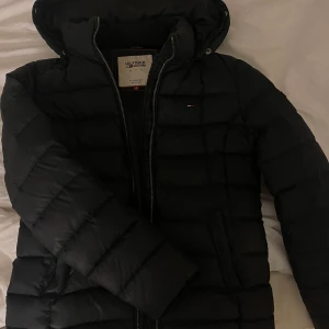 Tommy Hilfiger jacka - Svart dunjacka från Tommy Hilfiger. Bra skick, inte mycket använd.   Strl S