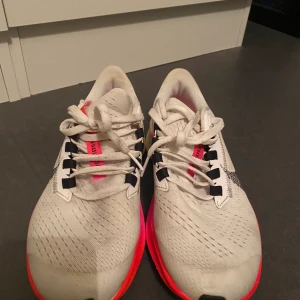 Nike löparskor - Vita löparskor med rosa och svarta detaljer storlek 37.5