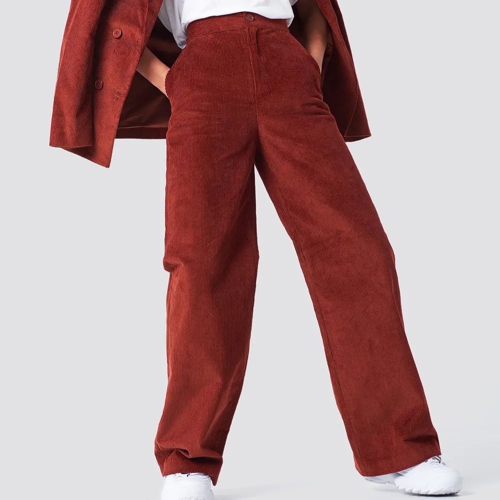 Coola red velvet corduroy byxor från Na-kd som inte säljs längre, använda fåtal gånger, frakt tillkommer alternativt möts upp i Stockholm❤️‍🔥❤️‍🔥. Jeans & Byxor.