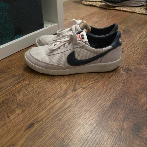 Nikeskor - Jättefina och sköna skor från Nike. Lite retrokänsla. Storlek 38,5. Lite smutsiga bara, annars i bra skick. 
