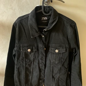 Jeansjacka  - Svart jeansjacka från zara i storlek XL Köparen står för frakten 💓💓