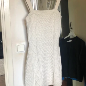 Stickad klänning  - Stickad klänning från hm endast använd 1 gång . Finns även överdelen att köpa till men då tillkommer det 100kr på priset! Supersnygg i storlek xs. Köparen står för frakten ,hör av dig vid eventuella frågor ☺️