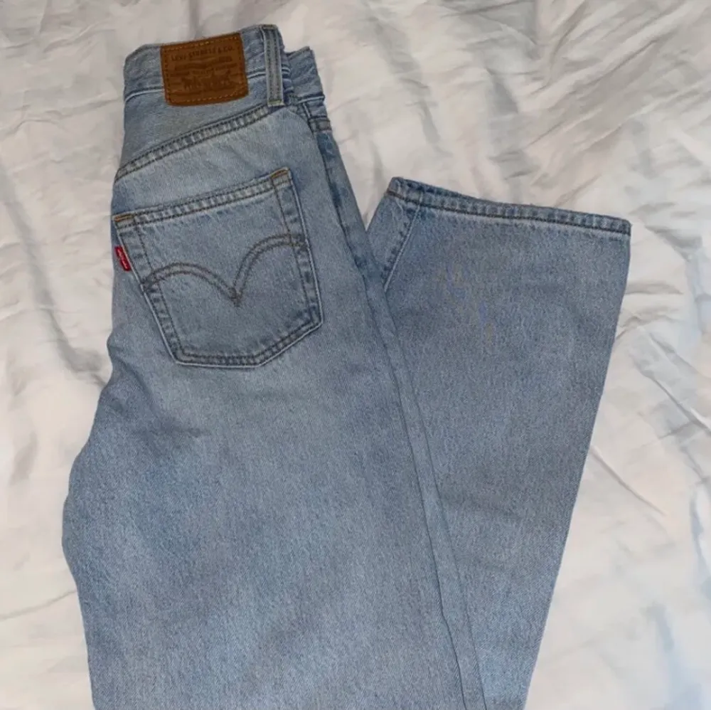 Supersnygga Levi’s i modellen bootcut. De är högmidjade, extremt bekväma och sitter perfekt på en som är 156-163 cm lång. Jeansen är sparsamt använda, så de är i nyskick! 🤍. Jeans & Byxor.