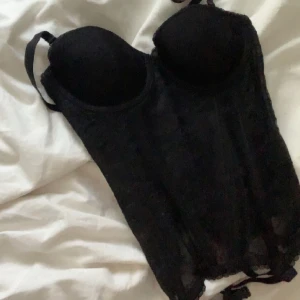 Korsett - Säljer denna korsett som jag fick för några år sedan, den är från h&m och är slutsåld. Har aldrig använt den då den är för liten. Storlek S!🙏