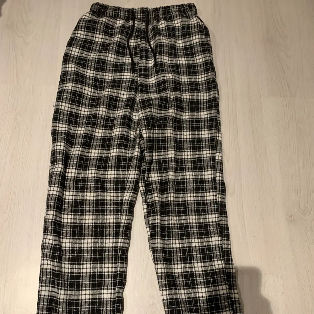 Pyjamas byxor från Shein i nyskick, stl xs, dom är super mysiga! 55kr+frakt. Jeans & Byxor.