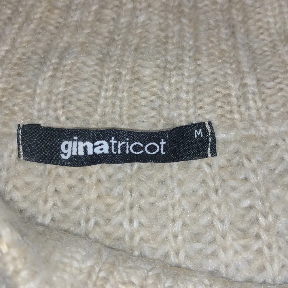 Jättefin och varm tröja från Gina, passar extra bra nu till hösten/vintern. Köptes förra vintern och har aldrig använts. Tröjor & Koftor.