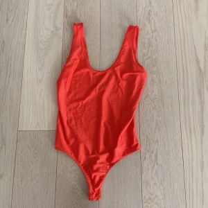 Röd body från Bikbok - Oanvänd