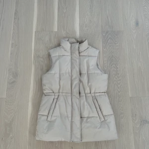Bubbleroom väst - Väst från bubbleroom, storlek 40. Offwhite. Bra skick!! Ordinarie pris är 700kr, säljer för 300🤍