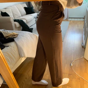 Bruna kostym byxor  - Kostymbyxor från Bik Bok i storlek 36, passar dig som är lite längre. Superfina nu till hösten/ vintern. 💖