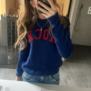 Zadig tröja  - Jättefin tröja ifrån Zadig som tyvärr inte kommer till användning längre. Den är i Kashmir och är i super bra skick inte alls nopprig. För fler frågor eller funderingar kontakta ❤️❤️ kan tänka mig gå ner i pris