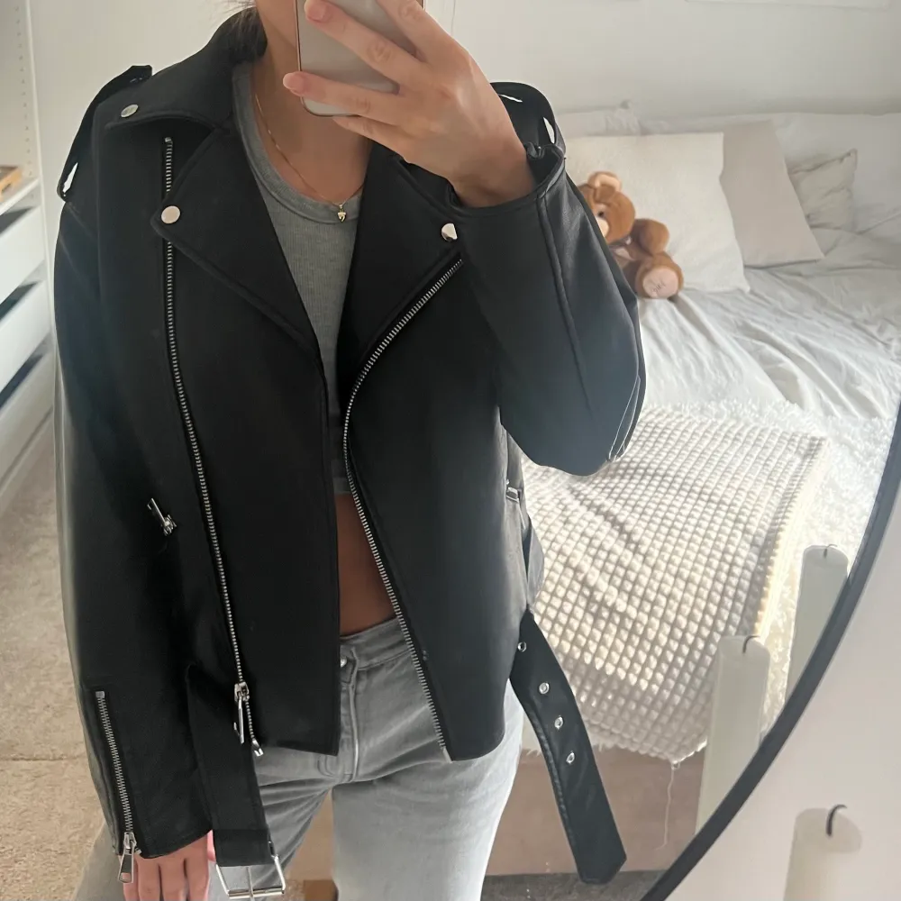 Säljer min skinnjacka från missguided. Säljer den då jag har två. Den är inte i äkta skinn utan pu läder. Köpte för 499kr och mitt pris är 250kr.. Jackor.