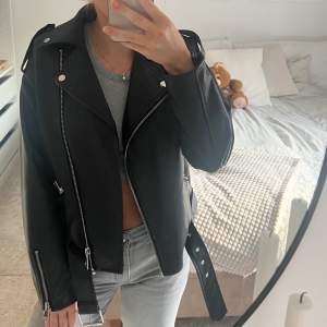 Säljer min skinnjacka från missguided. Säljer den då jag har två. Den är inte i äkta skinn utan pu läder. Köpte för 499kr och mitt pris är 250kr.