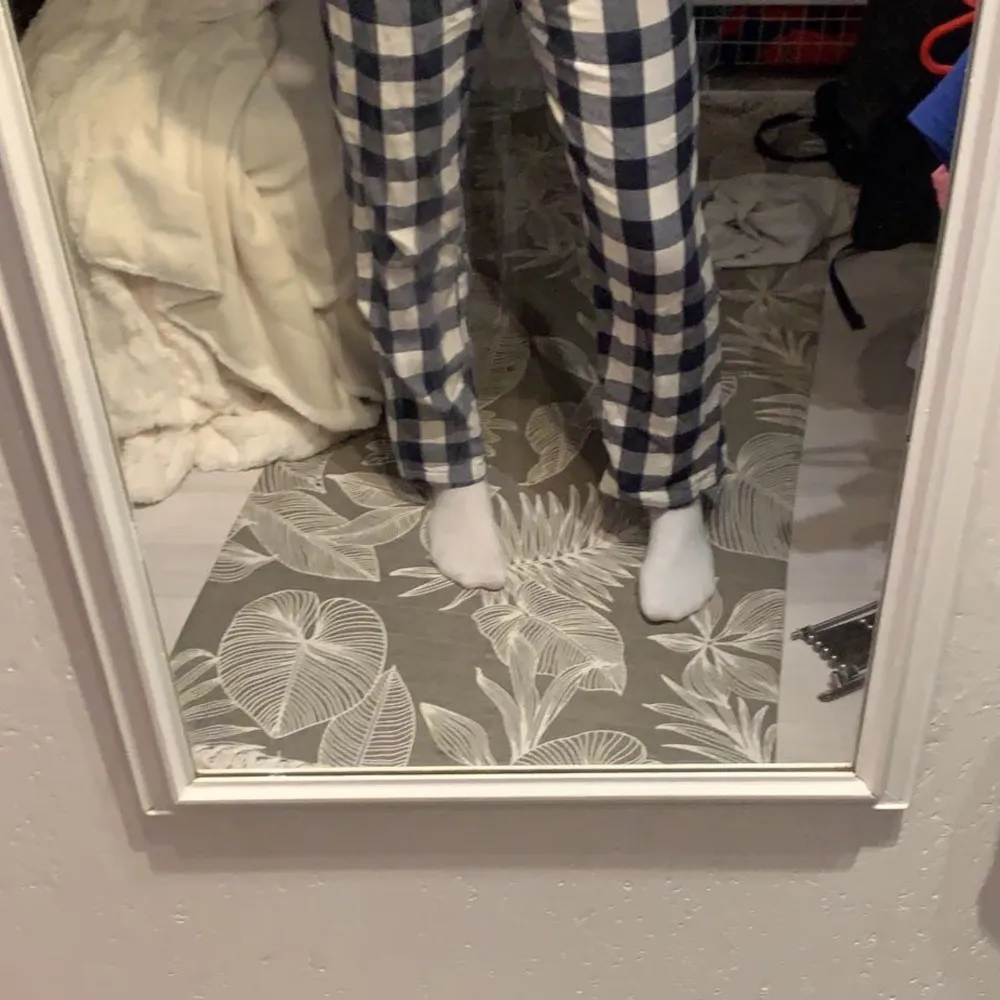 Säljer mina käraste pyjamasbyxor då de har blivit försmå, de är från Lindex, pris kan diskuteras🤍. Jeans & Byxor.