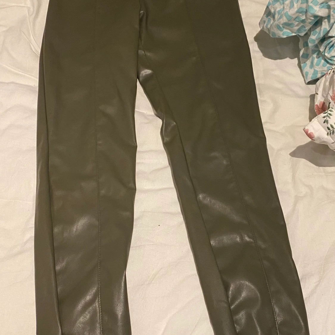 H&M gröna skinnbyxor  - 91