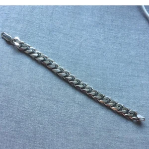 Silver armband. Silver kedja - Oanvänd.   Båda till tjej och kille 