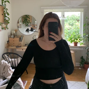 Långärmad topp med djup rygg - Svart långärmad topp med djup rygg från Gina Tricot, strl xs, ser väldigt liten ut på mig eftersom jag inte är den strl längre!  Kan skicka eller mötas i Sthlm❤️