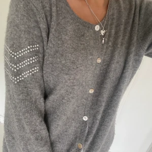 Kashmir kofta - Går kofta i 100% Kashmir från märket hallum💘 storlek 3 som motsvarar en s-m men passar även mig som har xs-s💕