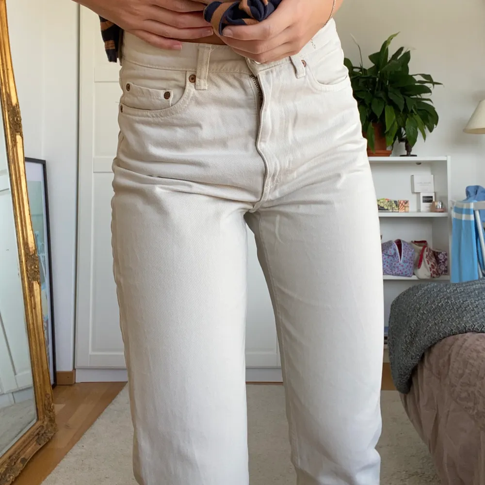 Vita jeans från weekday i modellen lash. Storleken W27 och L30. Mycket fint skick!. Farkut & Housut.