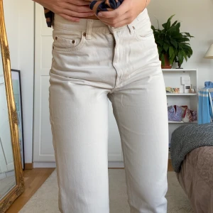 Vita jeans - Vita jeans från weekday i modellen lash. Storleken W27 och L30. Mycket fint skick!