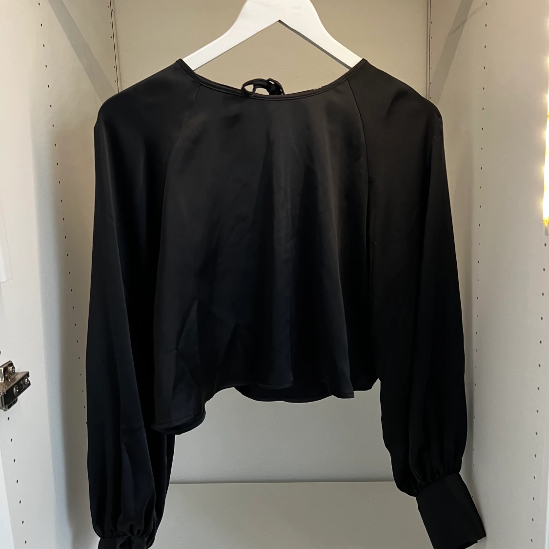 Svart croppad silkesblus