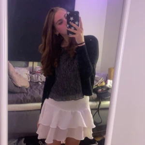 vit volangkjol - säljer denna vita volangkjol från shein i storlek m.🫶🏼