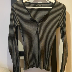 Randig långärmad tröja med knappar - Långärmad tröja med knappar, jätteskön och fin som ett basplagg💞 