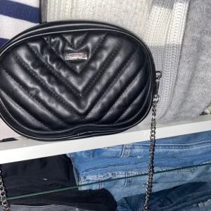 Don Donna väska  - Don Donna väska man kan ha som axelväska eller midjeväska. Bältet ingår såklart. Använd fåtal gånger därav bra skicka. Kan postas eller mötas upp i centrala Stockholm. Fler bilder eller frågor kan tas privat💗