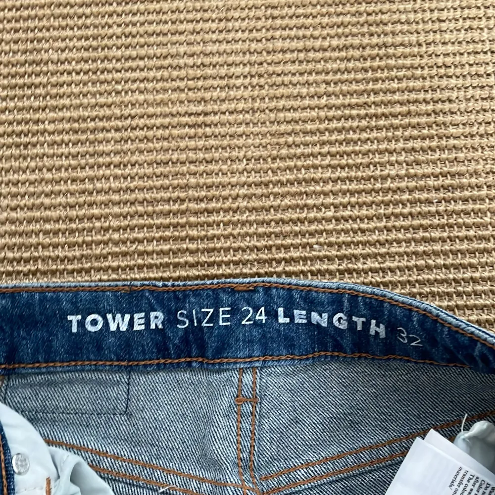 Ett par jeans som jag knappt har använt för att det inte riktigt är min stil. Har använt få gånger😍de är högmidjade men kan bli långmidjade och är väldigt stretchiga!. Jeans & Byxor.