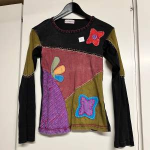 Cool långärmad tröja i olika färger från Sol&Måne!✨ Kommer tyvärr inte till användning och är knappt använd. Sitter tajt o ärmarna är lite klockade. Så mjuk o skön också!🤩Perfekt för hippies eller fairycorestilen!