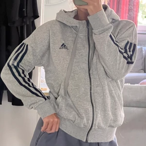 ADIDAS hoodie - Grå adidas hoodie storlek S. 