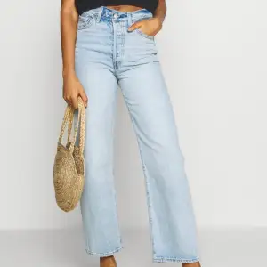 Äkta Levis jeans i modellen ribcage straight ankle i storlek 25x34. Färgen heter middle road och är en ljusblå som är superfin. Ordinarie pris ligger på ca 1 200 kr. Jeansen är i superfint skick och säljer pga att de inte passar mig längre 