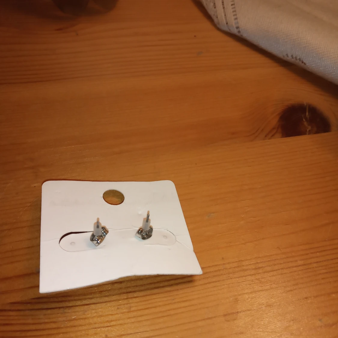 Örhängen med lila kristall i mitten samt flera små vita . - 91