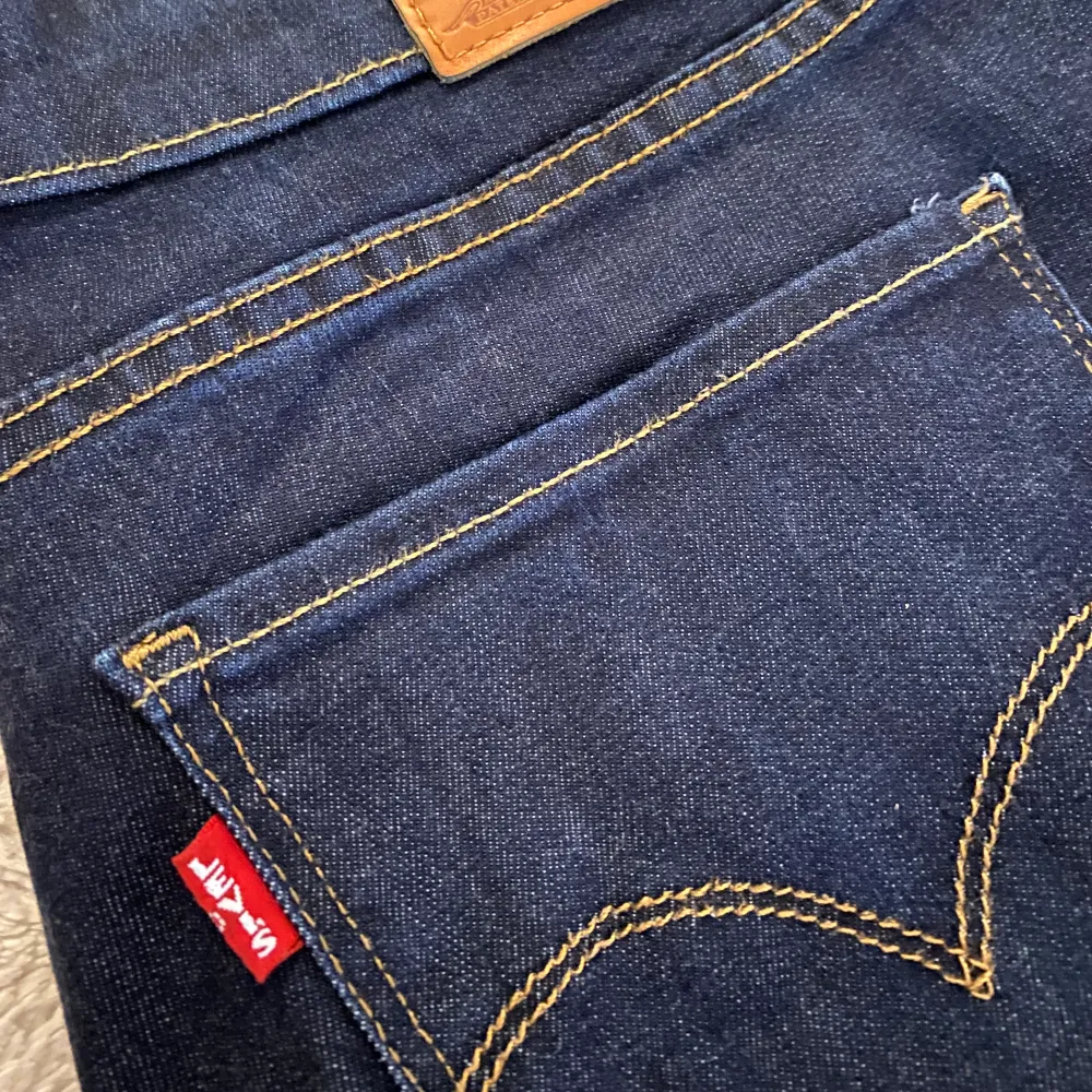 Ett par alldeles nya Levis jeans endast använt de några gånger, dem är stretch och jätte bekväma. Säljer dem p.g.a att de är för stora för mig. (Beställd de via Zalando). . Jeans & Byxor.