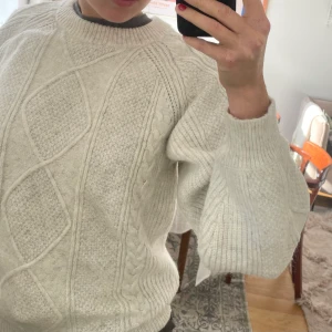 Vit stickad kofta - Säljer min vita kofta från weekday 